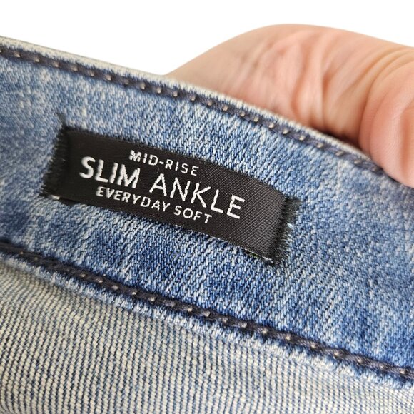 White House Black Market The Slim Ankle Mid Rise Jeans Size 4 Cuffed Chain Detai - Picture 11 of 12